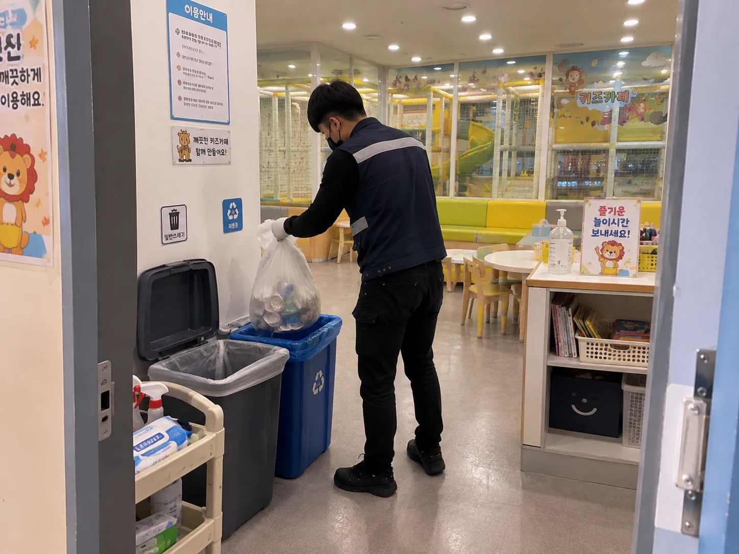경복궁역 키즈카페청소 현장 사진 4
