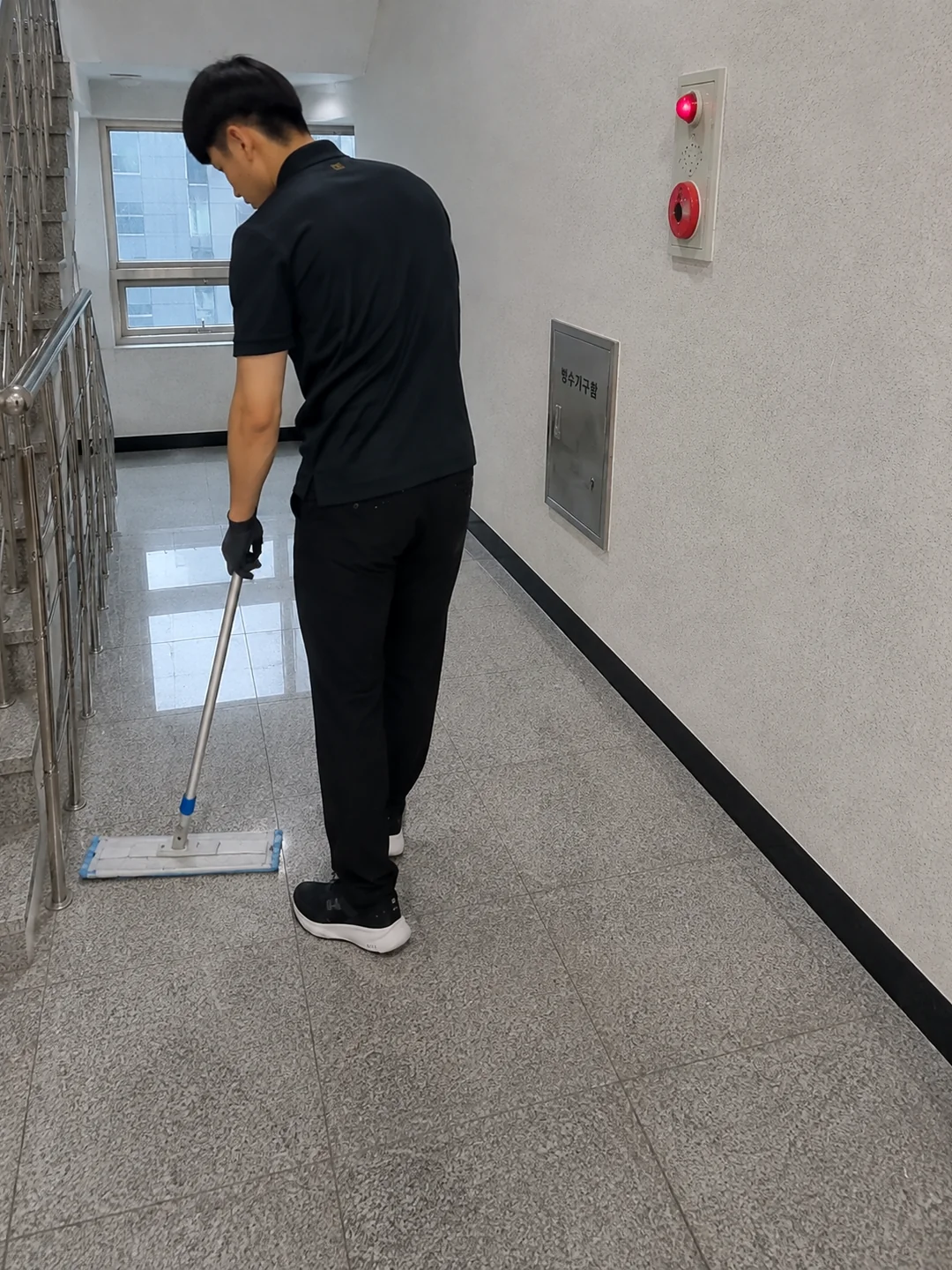고덕전통시장 계단청소 현장 사진 1