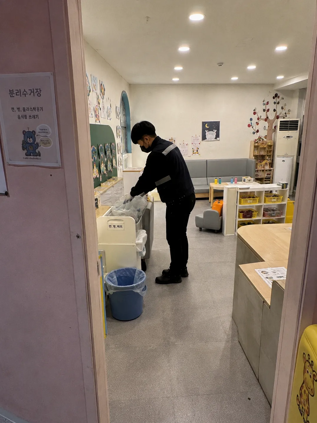 용산아이파크몰 키즈카페청소 현장 사진 5